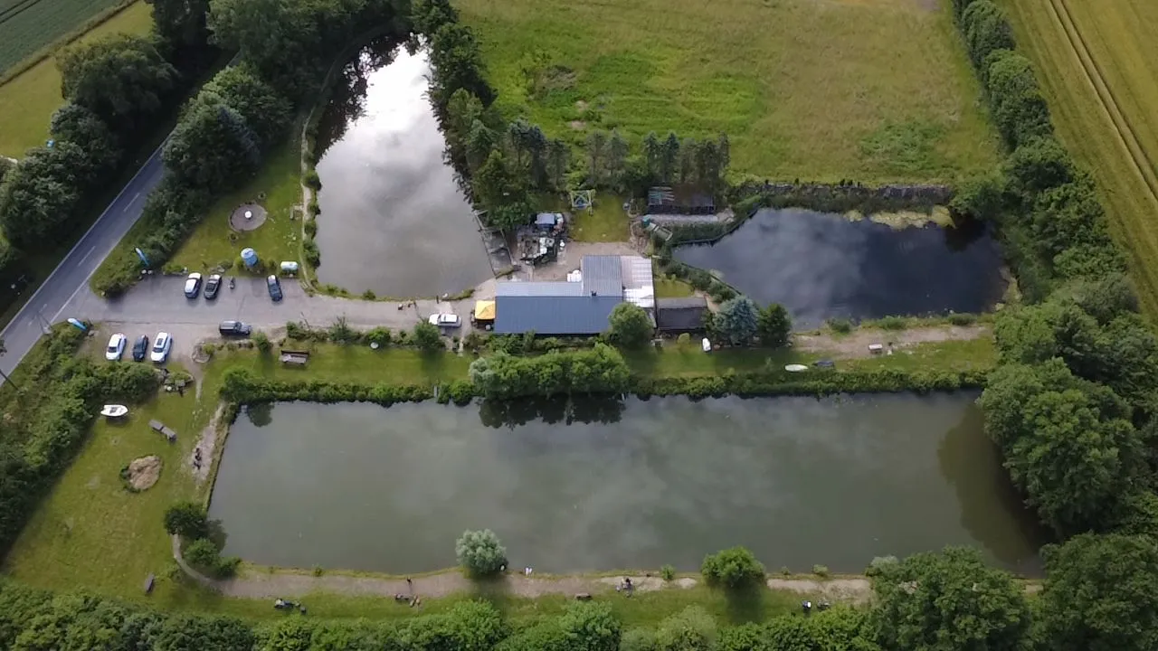 Luftbild der Angelanlage Fischen bei Chrischen in Hoisdorf mit Portiteich, Exotenteich, Mietteich, Ladengeschäft und Toiletten