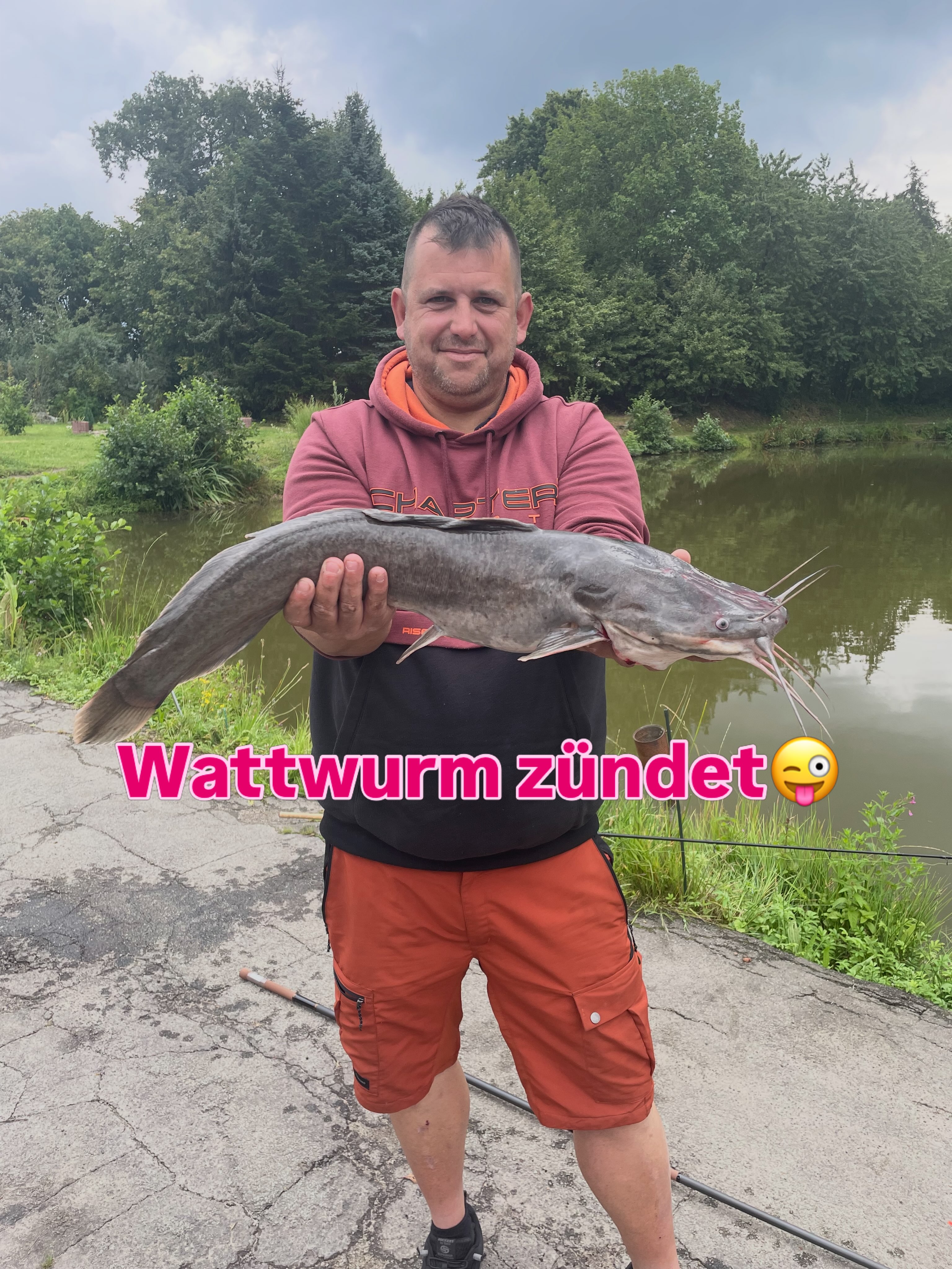 Nils ist gerade noch mal für Afros vorbeigekommen und konnte einen dicken Wels auf Wattwurm fangen, dickes Petri, war ein heftiger Drill. 3,1 Kg💪🏼🎣.
…