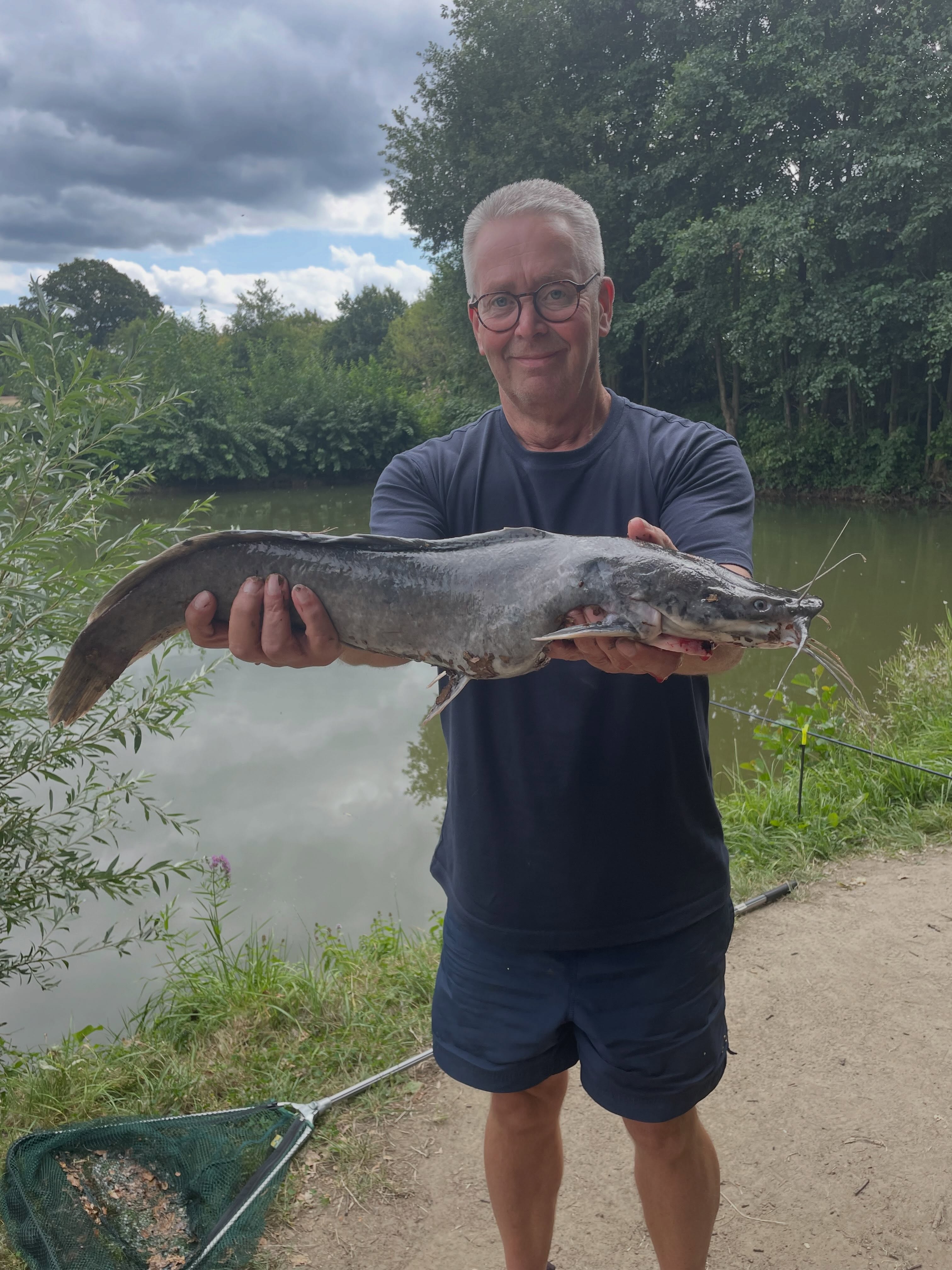 Das läuft hier heute wieder richtig super. Kaum ein Angler hat unter 4 Afros, der Spitzenreiter hat bis jetzt sogar 10 Stück. Gleich werden wir den R…